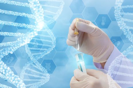 Hand hält Reagenzglas mit DNA