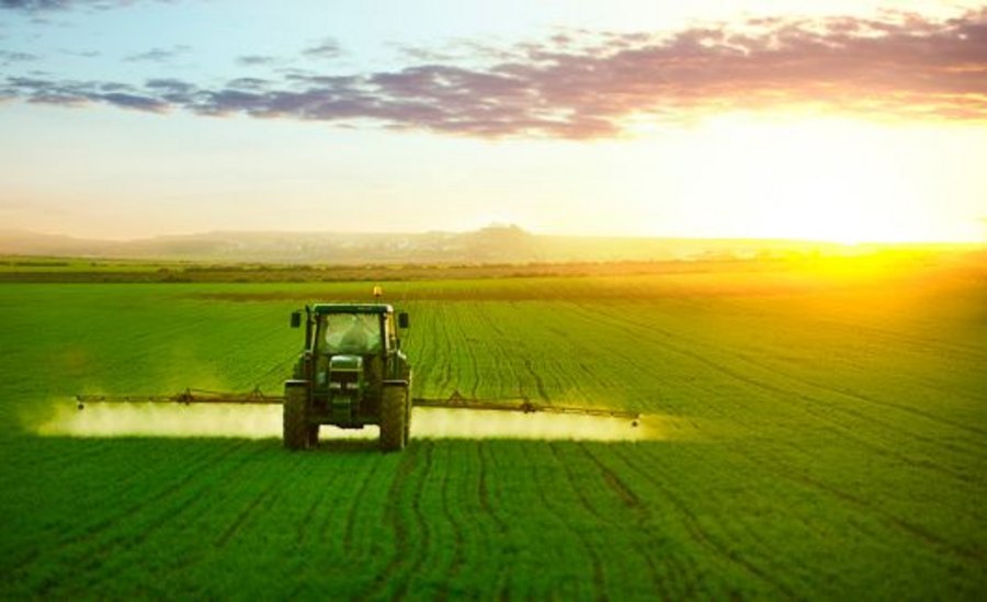 Traktor mit Pflanzenschutzspritze im Feldeinsatz
