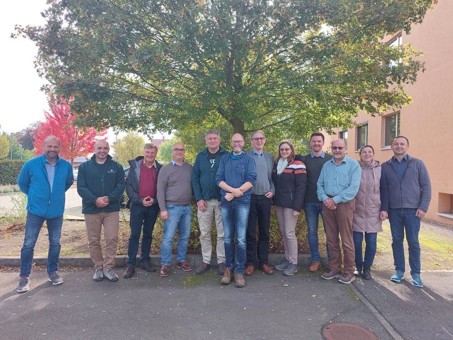 Gruppenbild der Mitglieder der Bund-Länder-Arbeitsgemeinschaft für forstgenetische Ressourcen im Jahr 2023. Mausklick vergrößert das Bild.